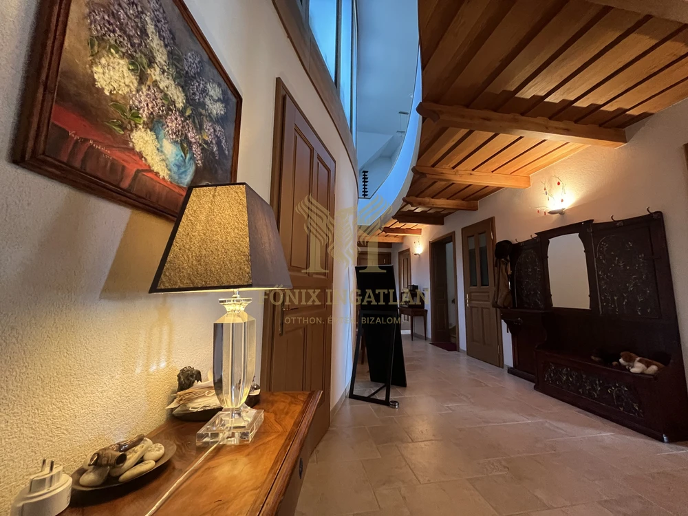 TÓPARTI LUXUS VILLA VARSÁDON