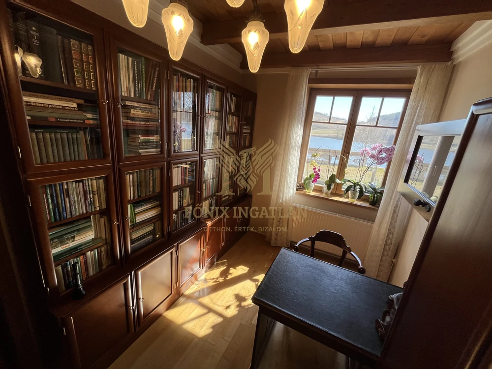 TÓPARTI LUXUS VILLA VARSÁDON