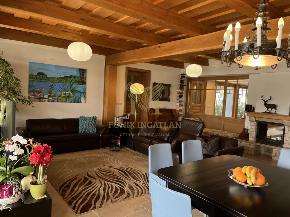 TÓPARTI LUXUS VILLA VARSÁDON