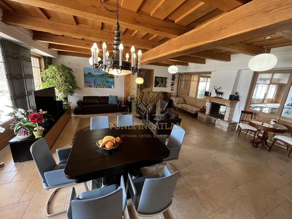 TÓPARTI LUXUS VILLA VARSÁDON