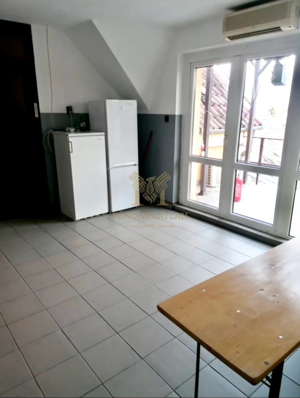 MUNKÁSSZÁLLÓ eladó Taksonyban!