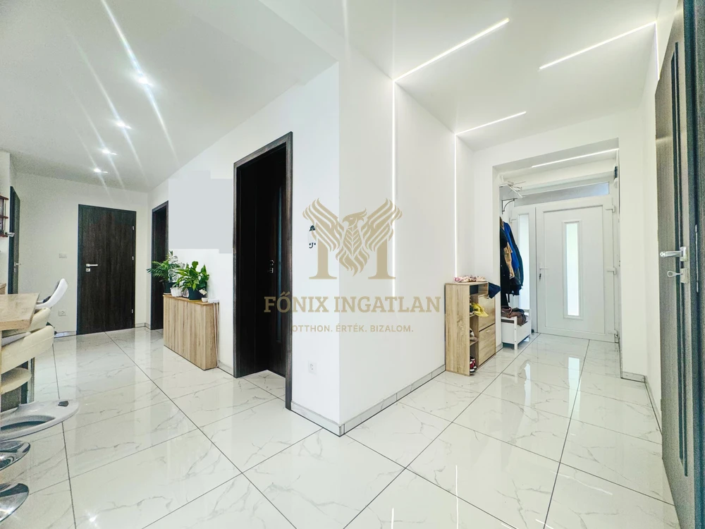 Családi ház beépíthető tetőérrel, dupla telken eladó!