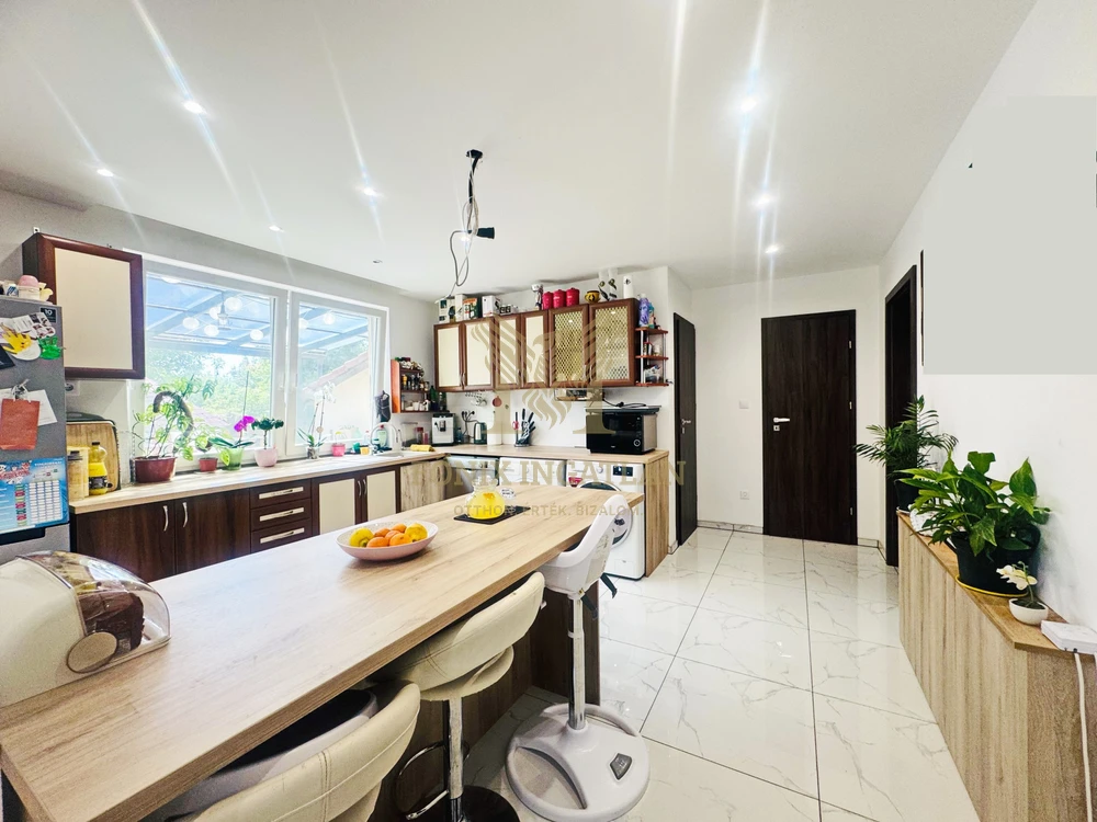 Családi ház beépíthető tetőérrel, dupla telken eladó!