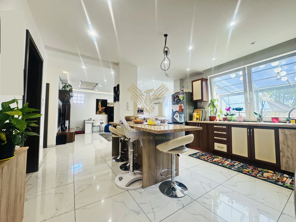 Családi ház beépíthető tetőérrel, dupla telken eladó!