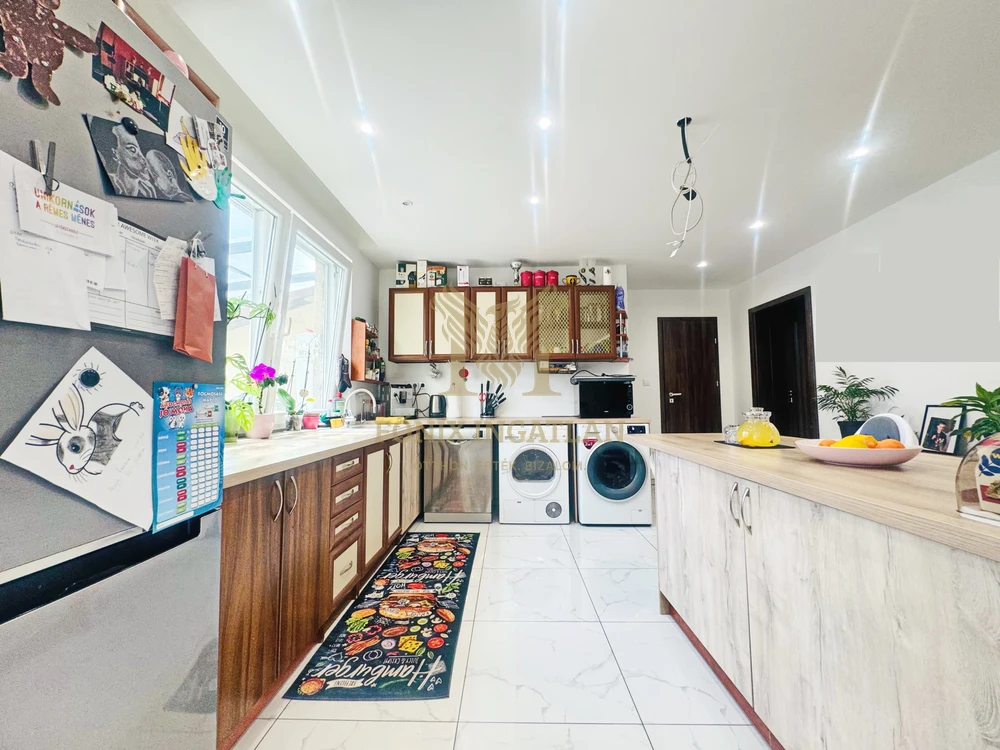 Családi ház beépíthető tetőérrel, dupla telken eladó!