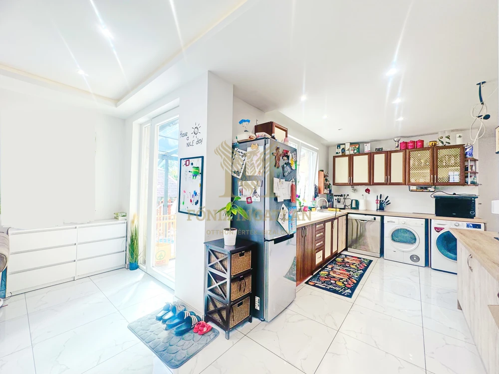 Családi ház beépíthető tetőérrel, dupla telken eladó!