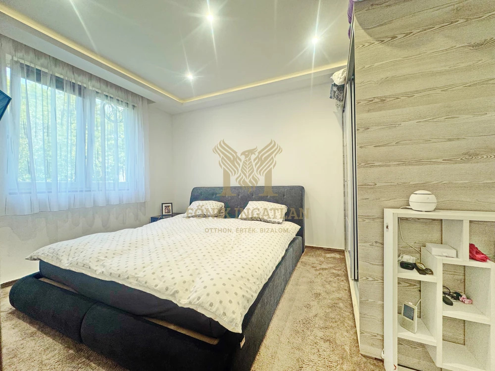 Családi ház beépíthető tetőérrel, dupla telken eladó!