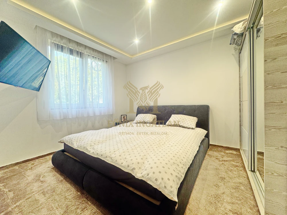 Családi ház beépíthető tetőérrel, dupla telken eladó!