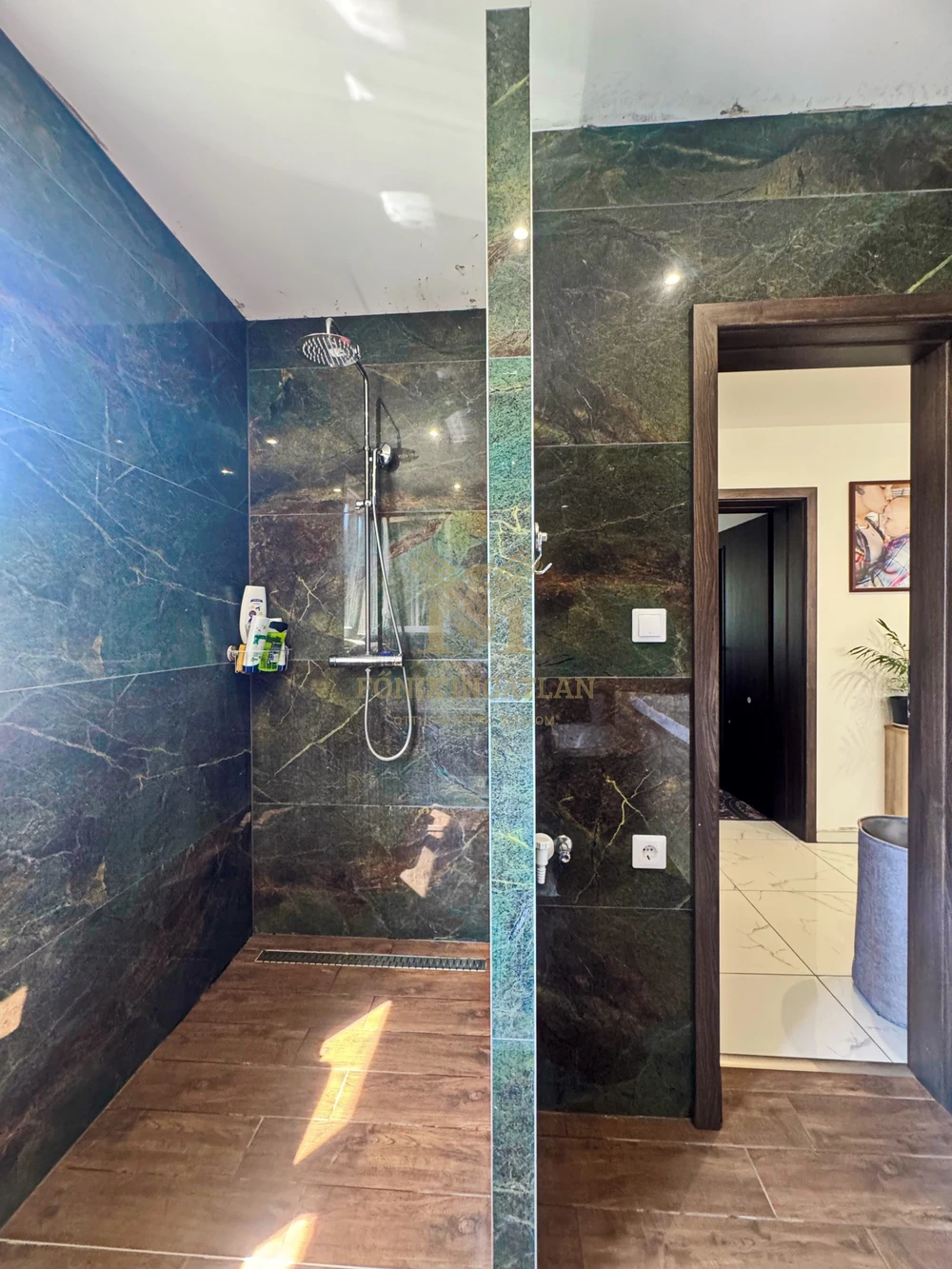 Családi ház beépíthető tetőérrel, dupla telken eladó!