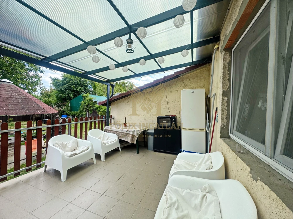 Családi ház beépíthető tetőérrel, dupla telken eladó!