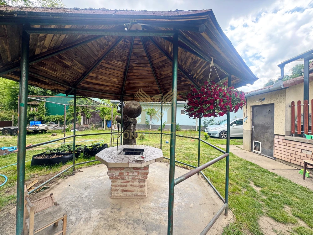 Családi ház beépíthető tetőérrel, dupla telken eladó!