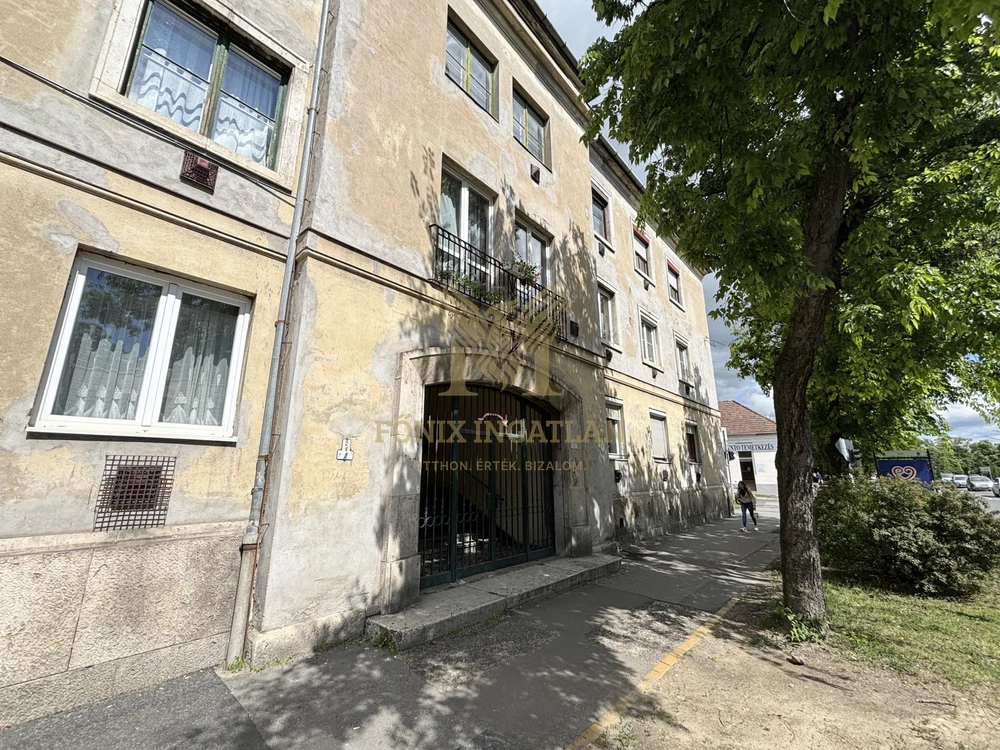 ELADÓ tégla építésű lakás Vác frekventált részén