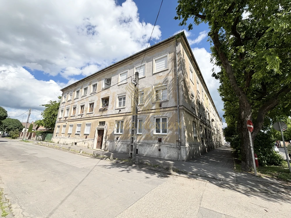 ELADÓ tégla építésű lakás Vác frekventált részén