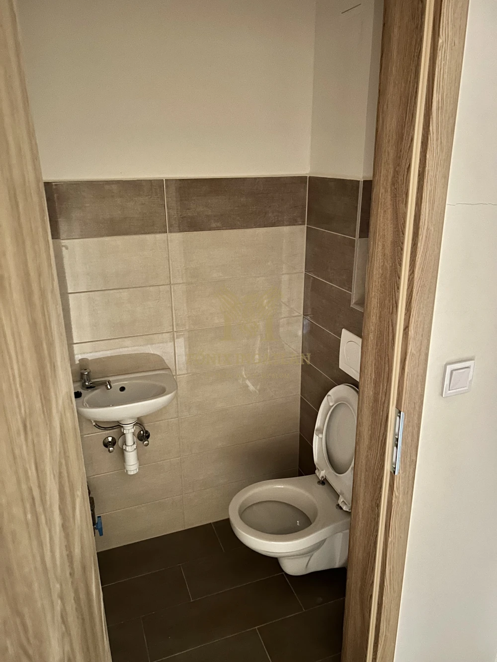 ELADÓ AZONNAL KÖLTÖZHETŐ ÚJÉPÍTÉSŰ LAKÁS DERECSKE BELVÁROSÁBAN!