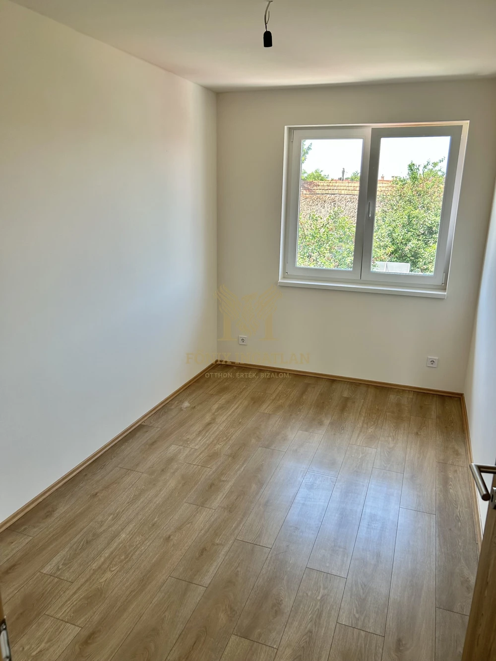 ELADÓ AZONNAL KÖLTÖZHETŐ ÚJÉPÍTÉSŰ LAKÁS DERECSKE BELVÁROSÁBAN!