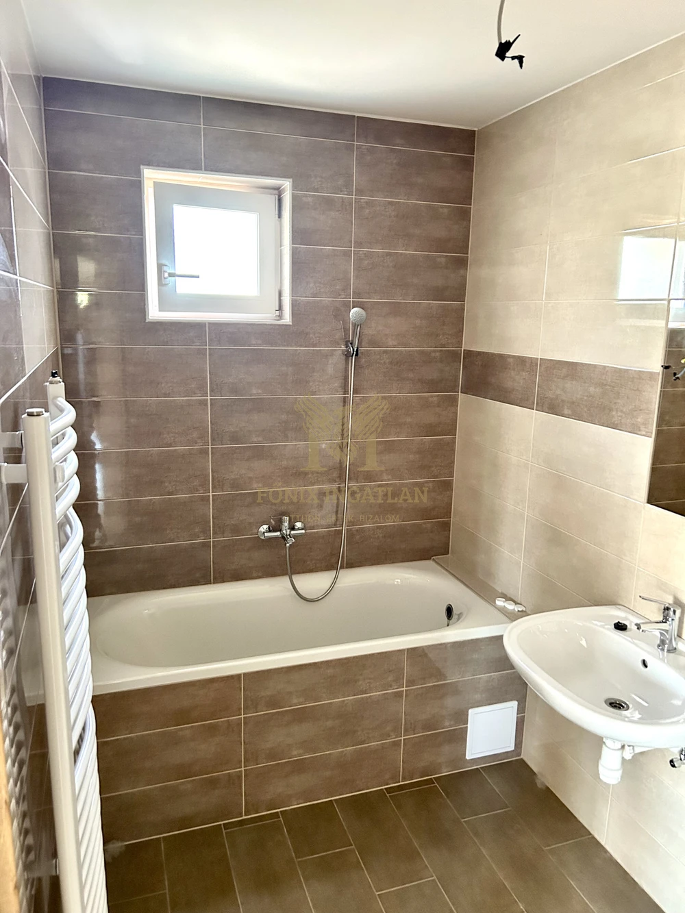 ELADÓ AZONNAL KÖLTÖZHETŐ ÚJÉPÍTÉSŰ LAKÁS DERECSKE BELVÁROSÁBAN!