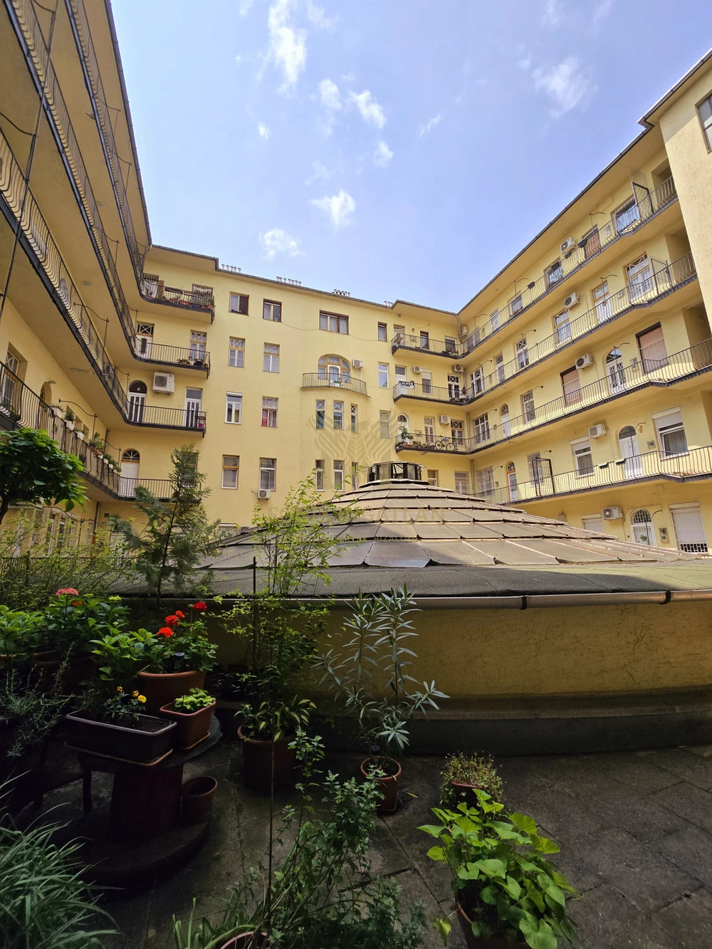 Eladó történelmi 61 m²-es lakás a VII. kerületben