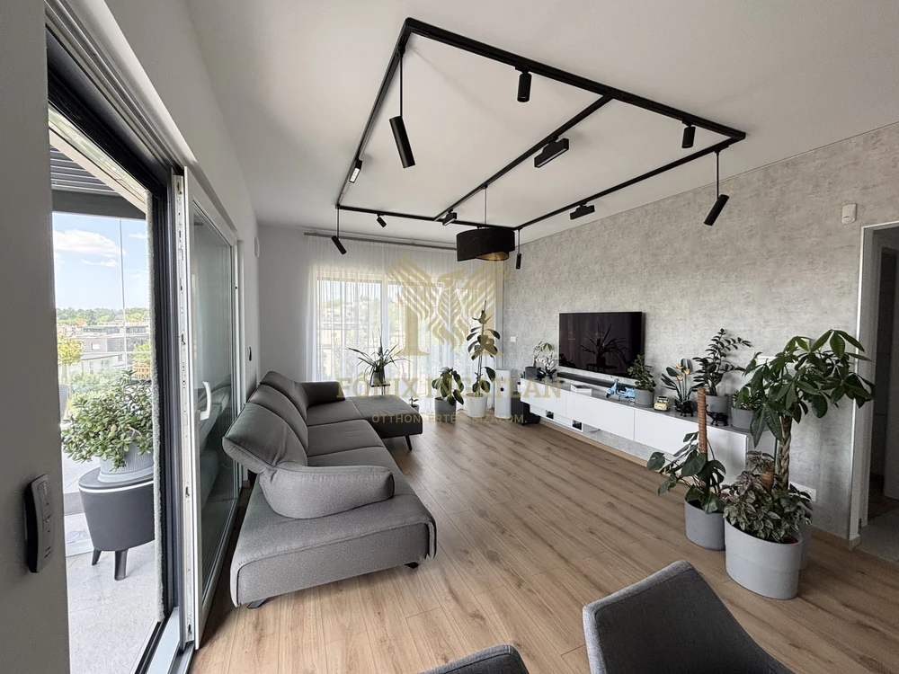 Különleges körpanorámás luxus penthouse lakás Madárhegyen