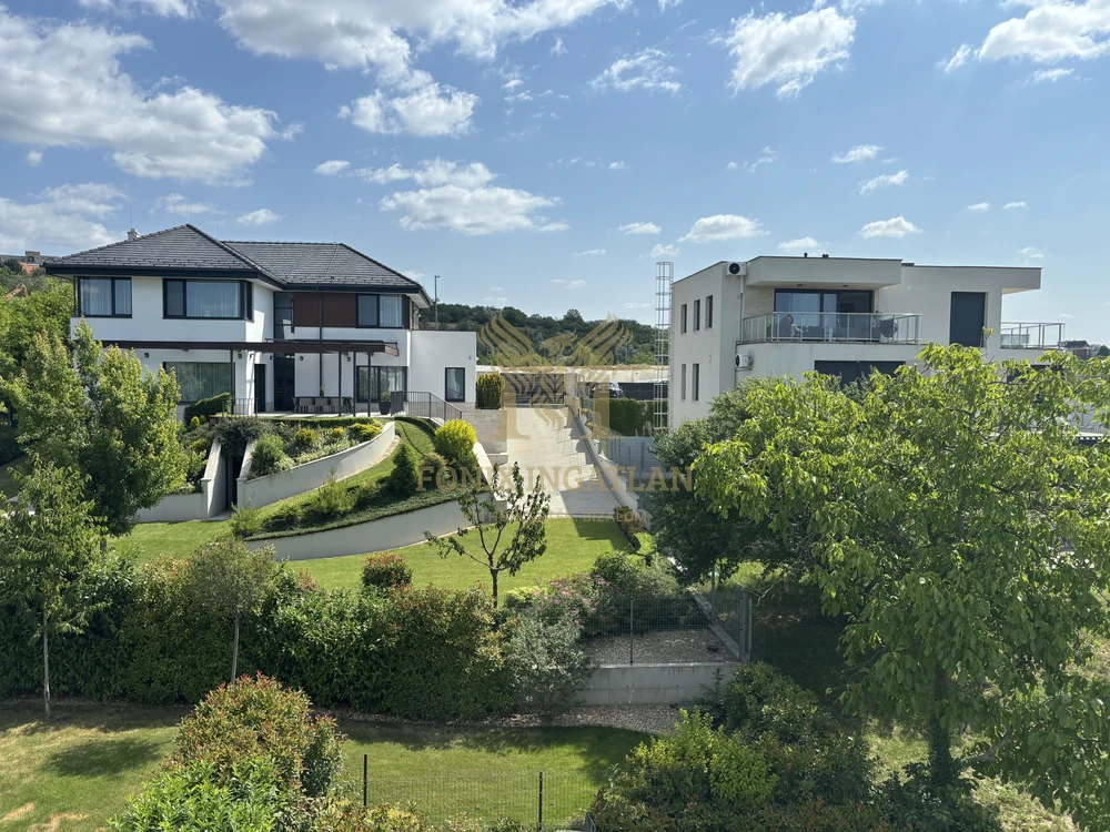Különleges körpanorámás luxus penthouse lakás Madárhegyen