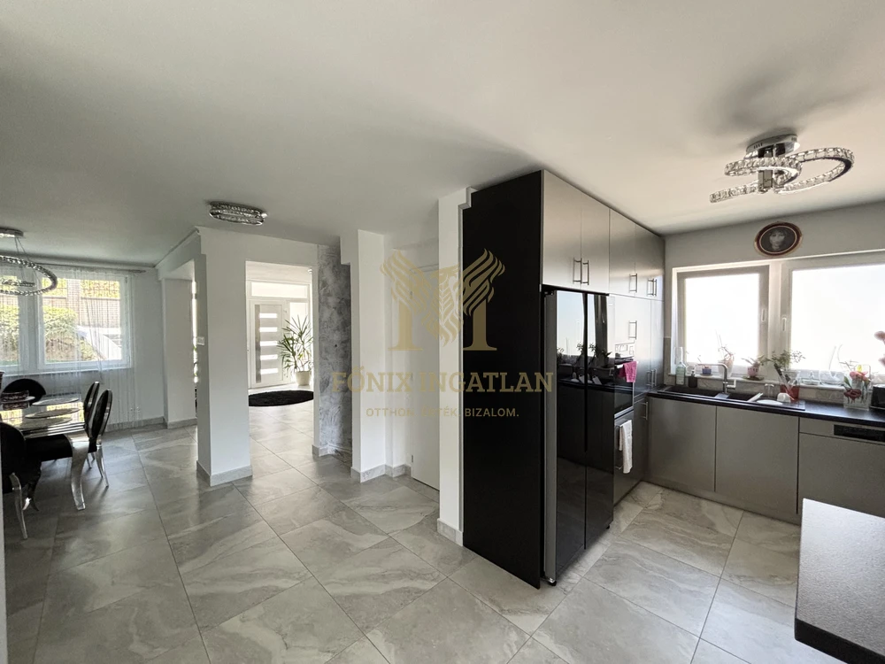 Eladó örökpanorámás luxus családi ház