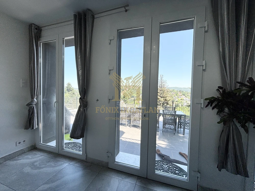 Eladó örökpanorámás luxus családi ház