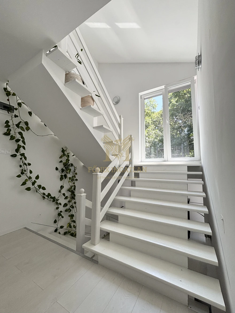 Eladó örökpanorámás luxus családi ház