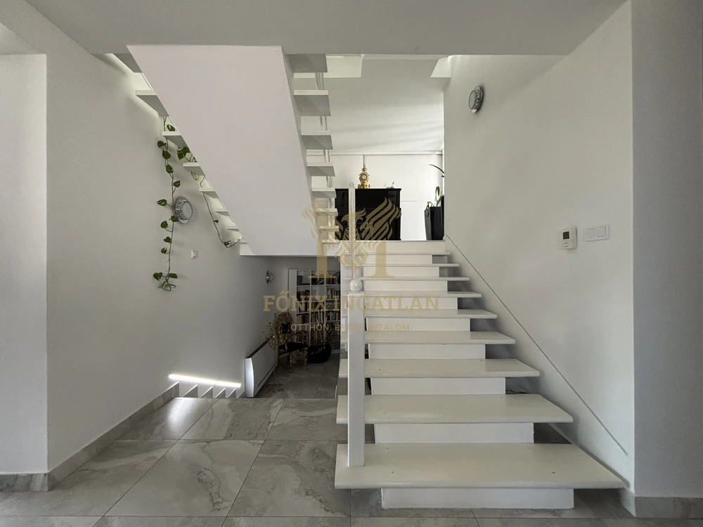 Eladó örökpanorámás luxus családi ház