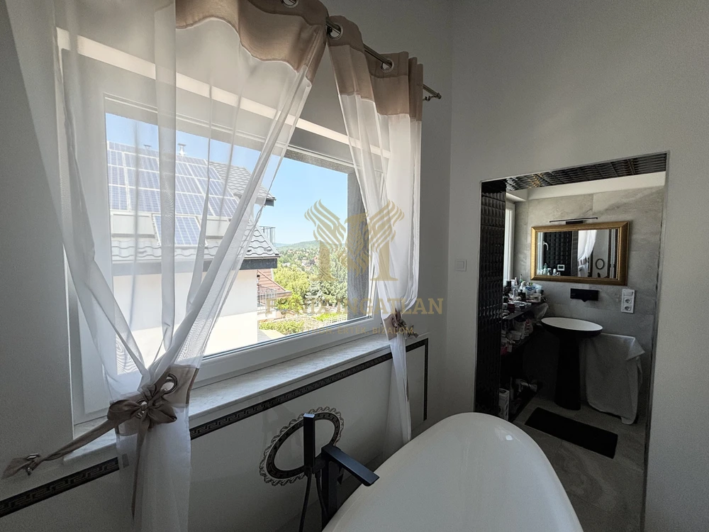 Eladó örökpanorámás luxus családi ház