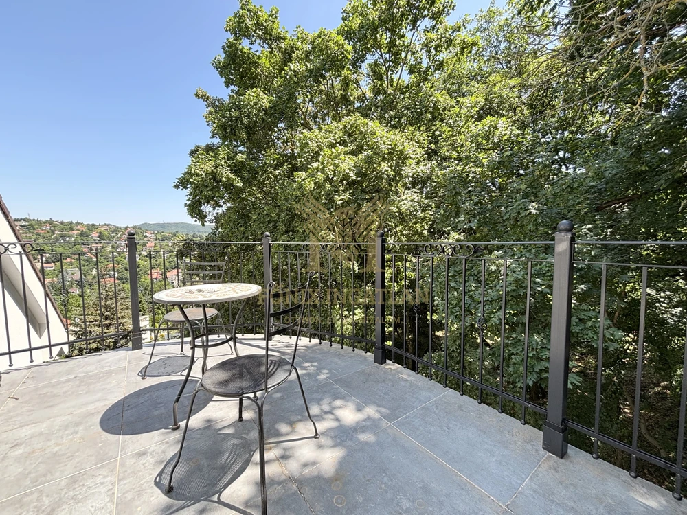 Eladó örökpanorámás luxus családi ház