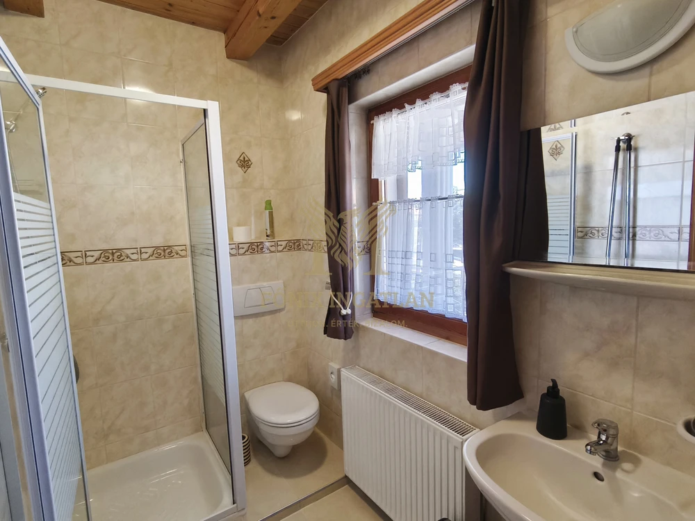 Eladó Stílusos Apartmanház a Balaton Szívében – Kivételes Lehetőség Befektetőknek!