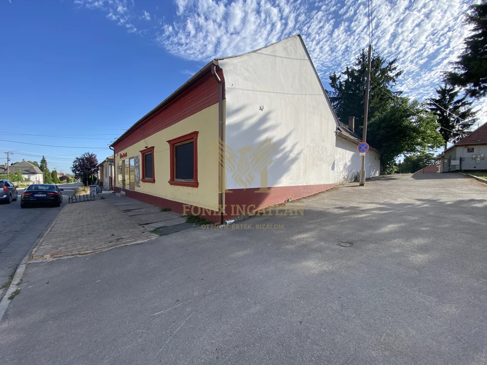 Utcafronti üzlethelyiség raktárakkal + bérlővel – azonnali bevétel!