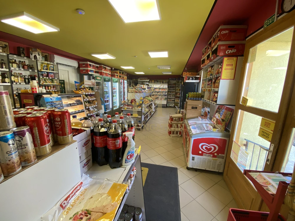 Utcafronti üzlethelyiség raktárakkal + bérlővel – azonnali bevétel!