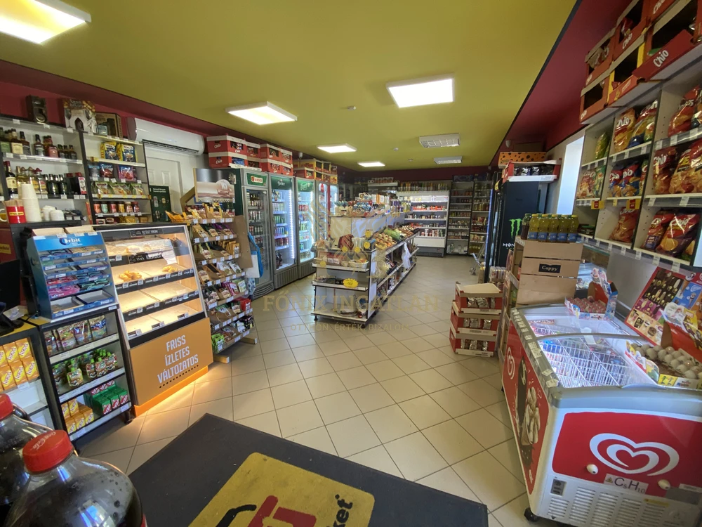 Utcafronti üzlethelyiség raktárakkal + bérlővel – azonnali bevétel!