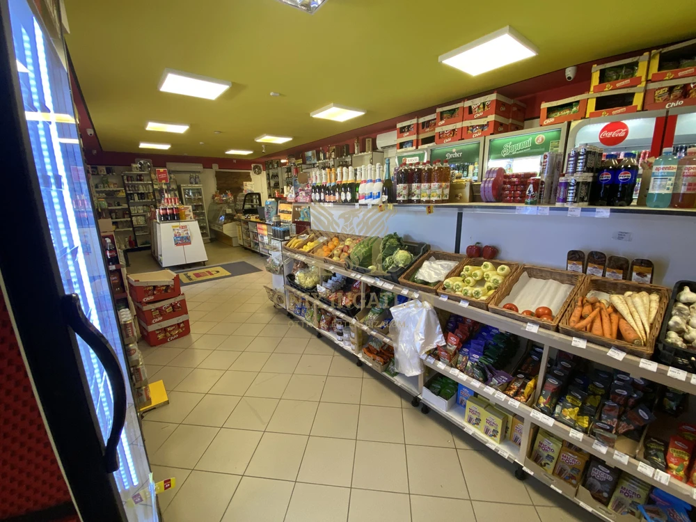 Utcafronti üzlethelyiség raktárakkal + bérlővel – azonnali bevétel!