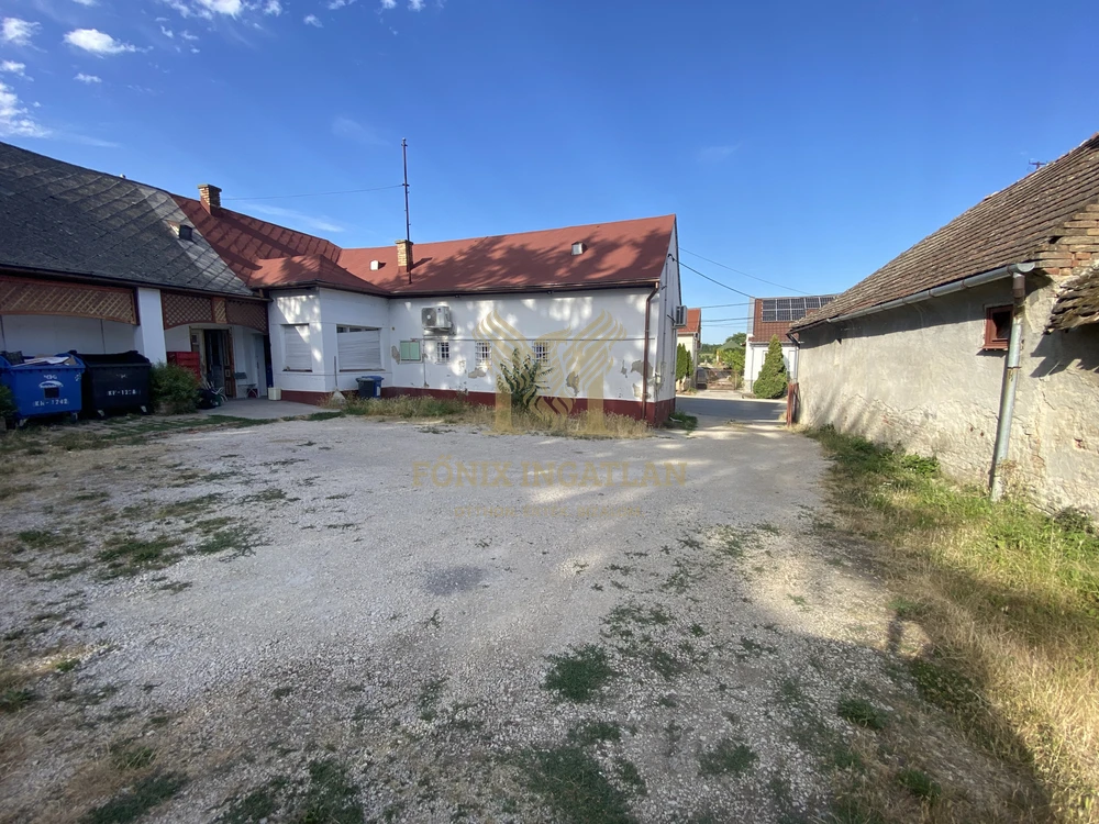 Utcafronti üzlethelyiség raktárakkal + bérlővel – azonnali bevétel!