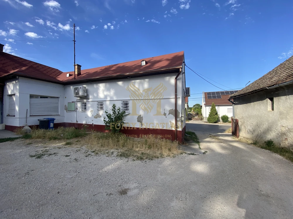 Utcafronti üzlethelyiség raktárakkal + bérlővel – azonnali bevétel!