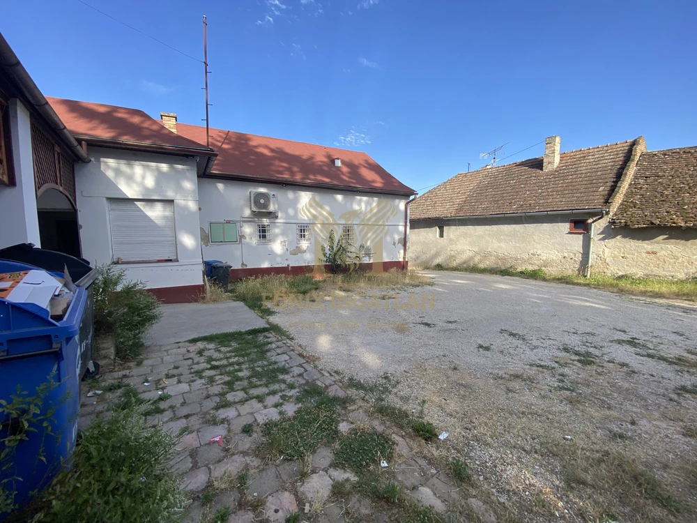 Utcafronti üzlethelyiség raktárakkal + bérlővel – azonnali bevétel!