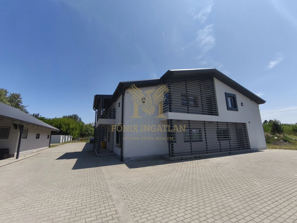 Eladó ipari ingatlan Fonyódon – modern raktárcsarnok és műhely irodákkal