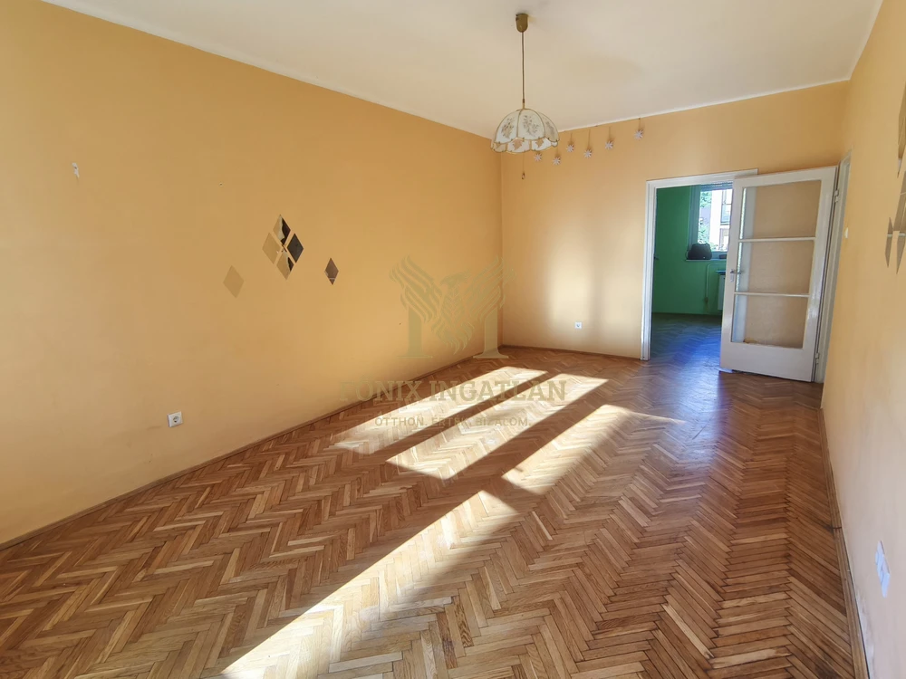 Kaposvár belvárosi 1. emeleti lakás eladó