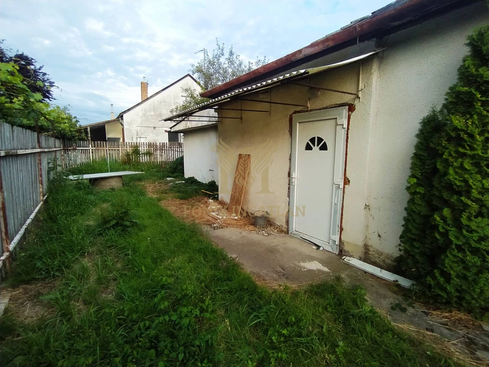 Felsőgödön eladó épület telek árában!