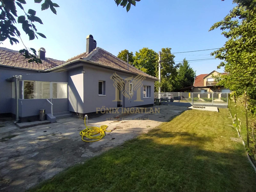 Felsőgöd frekventált részén, tágas telken részben felújított családi ház eladó!