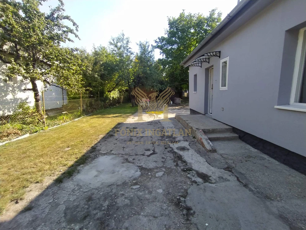 Felsőgöd frekventált részén, tágas telken részben felújított családi ház eladó!