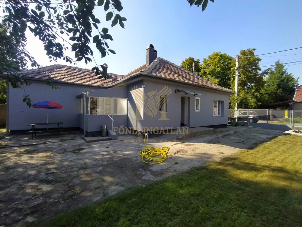 Felsőgöd frekventált részén, tágas telken részben felújított családi ház eladó!