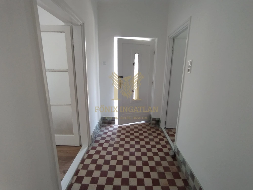 Felsőgöd frekventált részén, tágas telken részben felújított családi ház eladó!