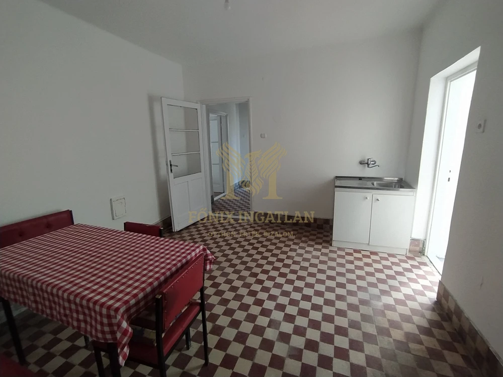 Felsőgöd frekventált részén, tágas telken részben felújított családi ház eladó!