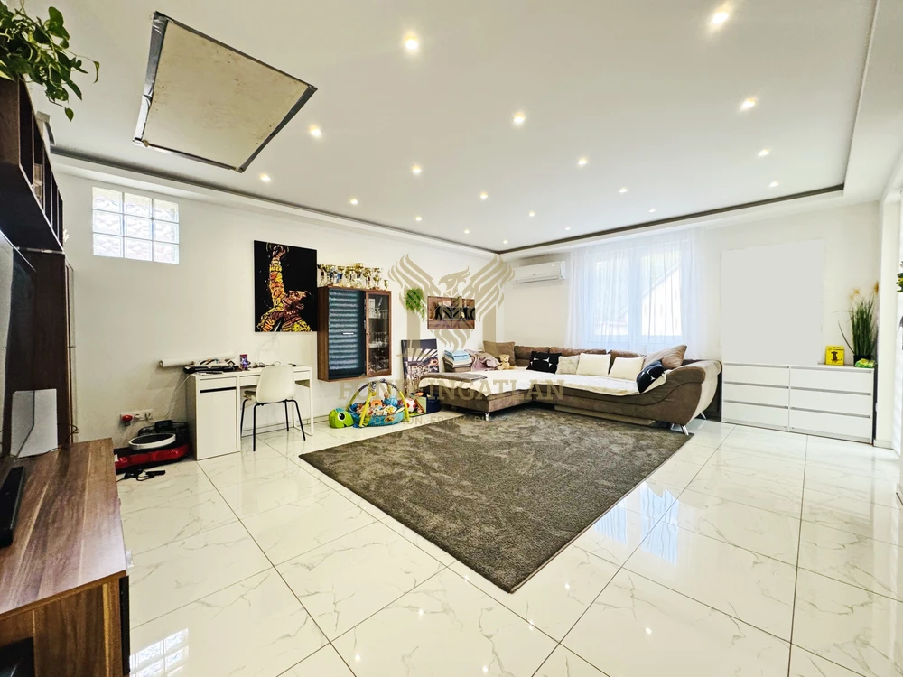 Családi ház beépíthető tetőérrel, dupla telken eladó!