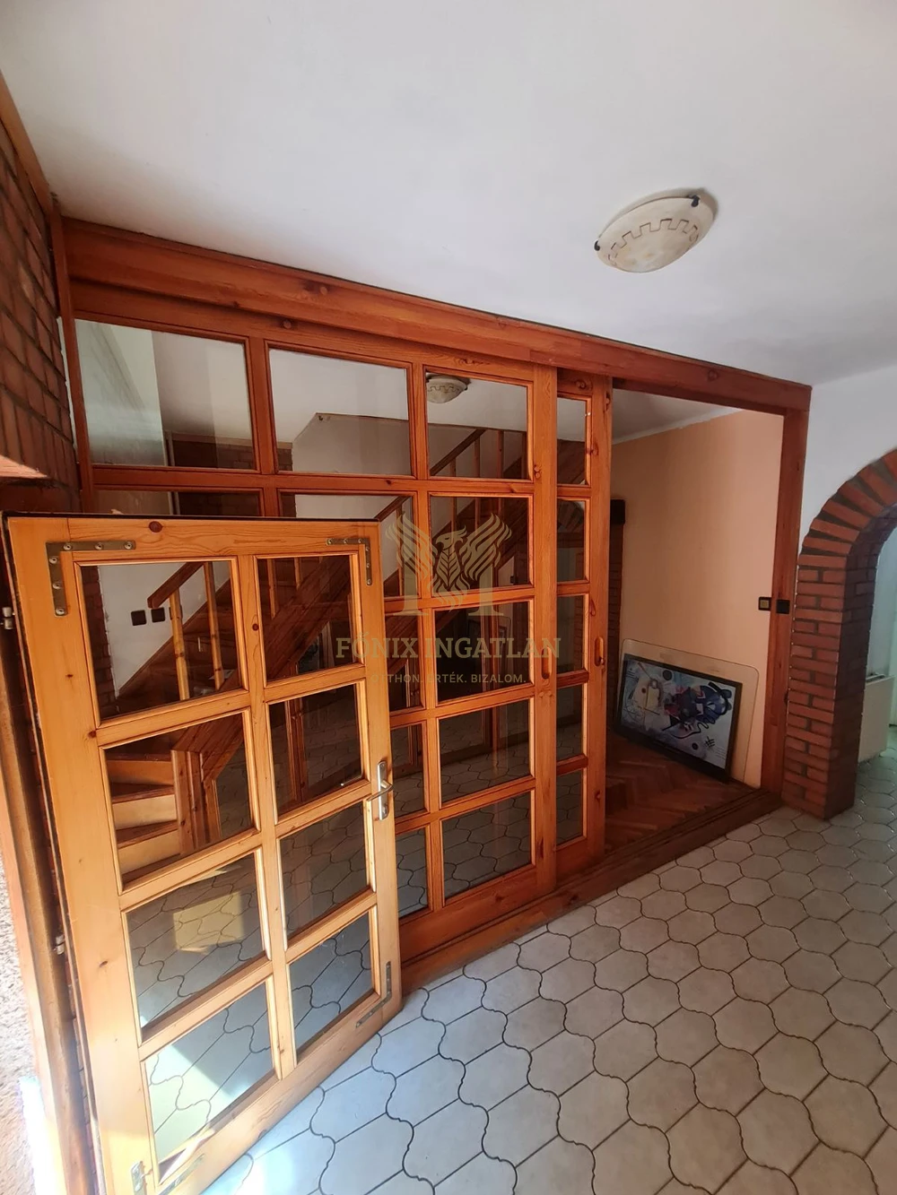 Panorámás földszinti otthon Kismaros szívében – erdő és patak ölelésében