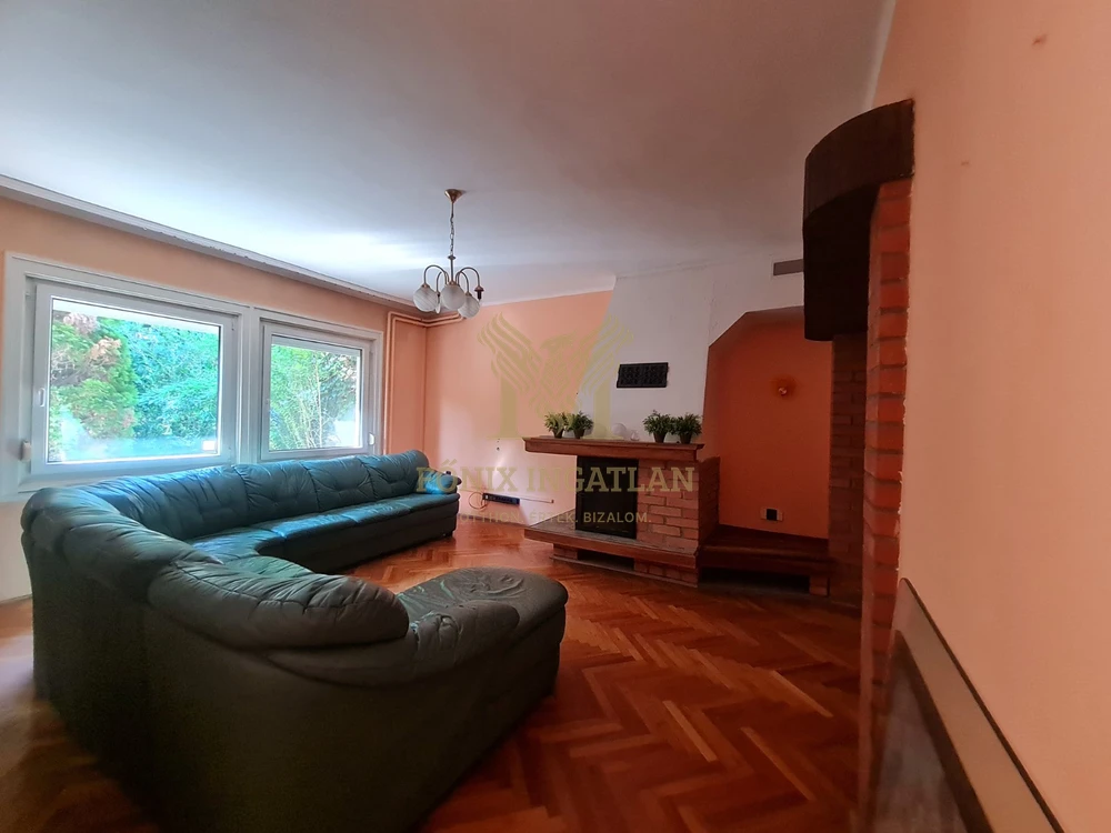 Panorámás földszinti otthon Kismaros szívében – erdő és patak ölelésében