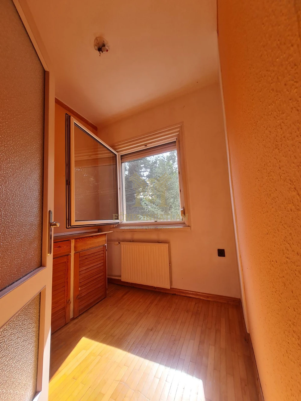 Panorámás otthon Kismaros szívében – erdő és patak ölelésében