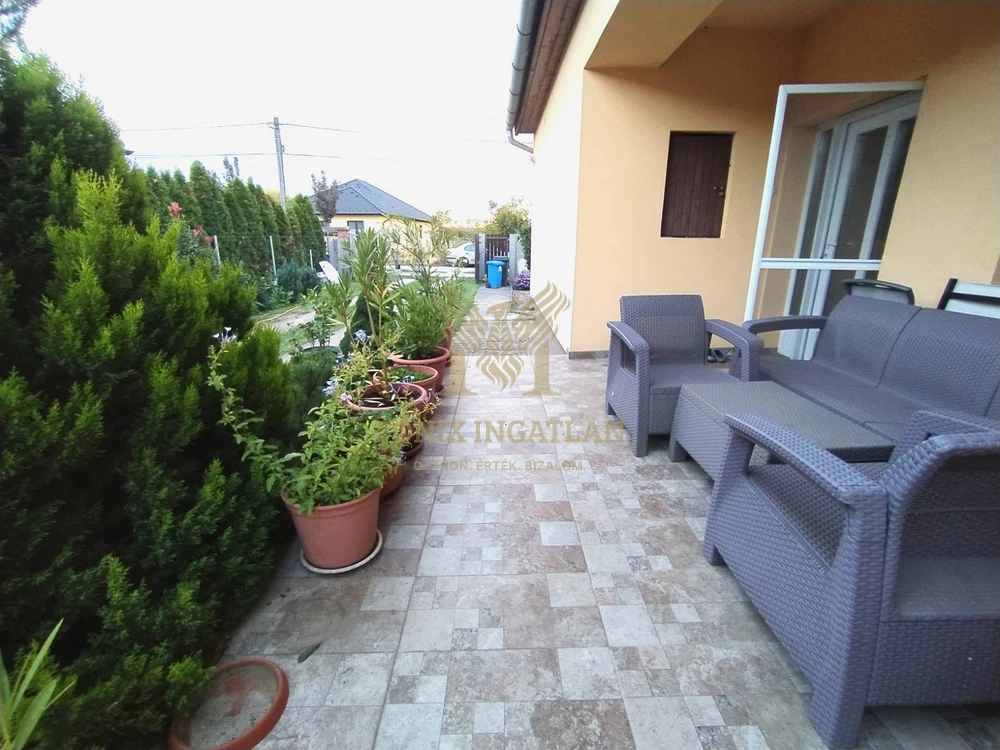 Tágas, modernizált családi ház eladó Vácrátót csendes utcájában, hatalmas telekkel!